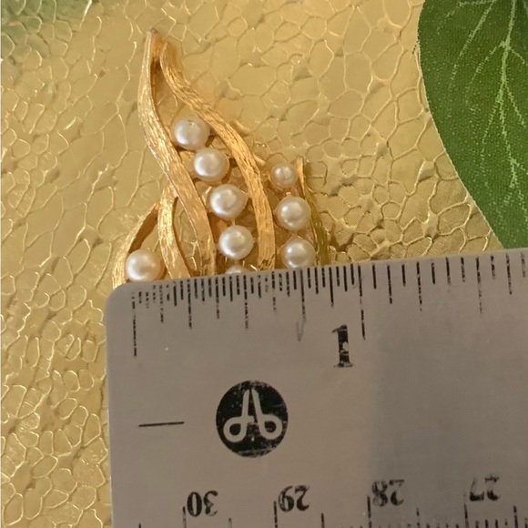 Ladies Brooch Gold with Pearl Stones - Picture 8 of 8